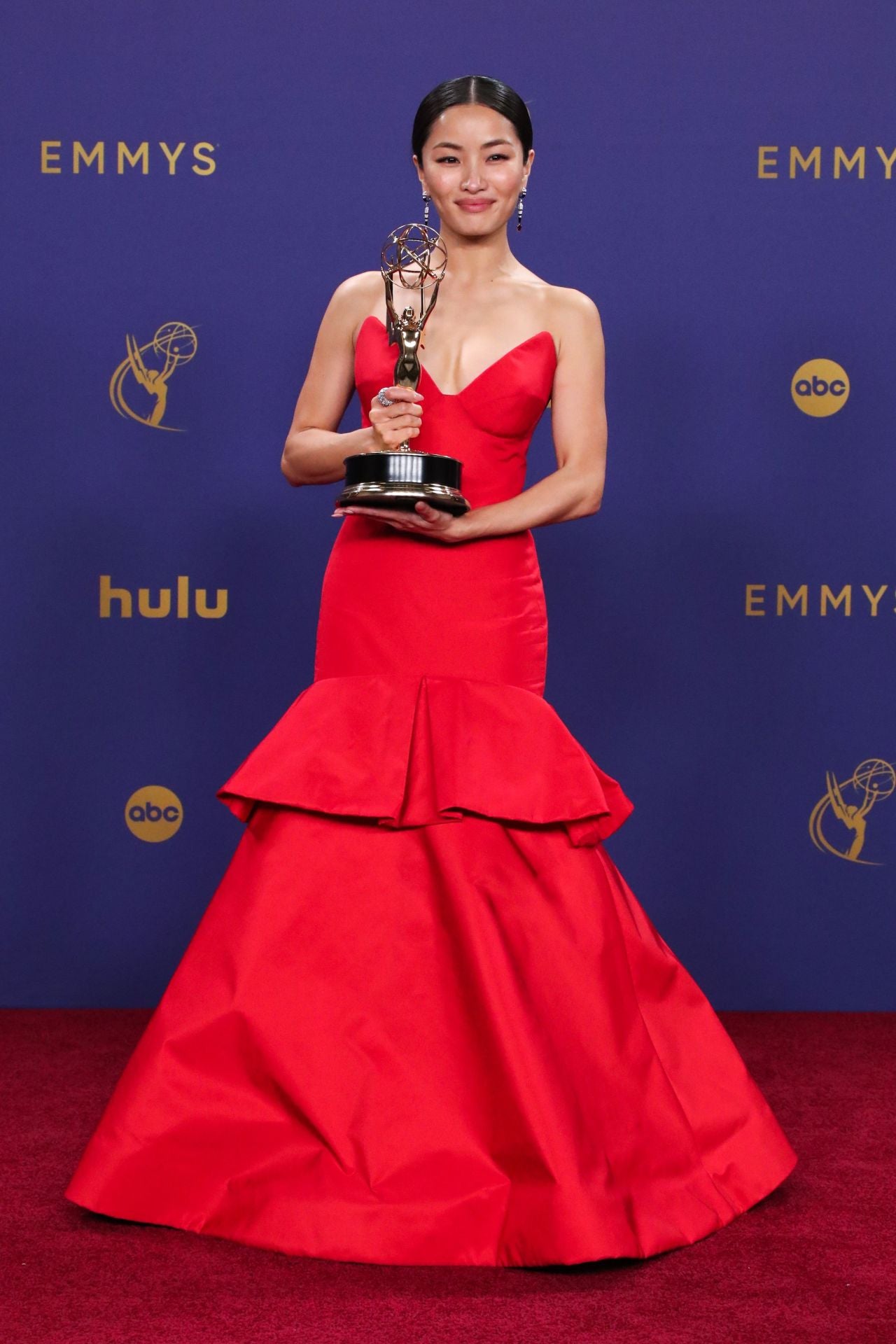 Anna Sawai, ganadora del Emmy por su trabajo en 'Shōgun', lució un vestido rojo de Vera Wang que combinó con joyas de Cartier.