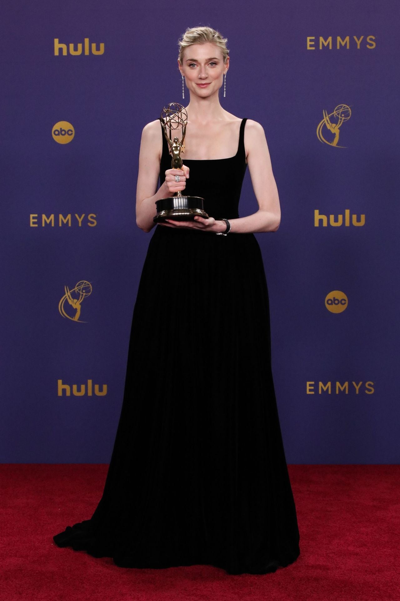 Elizabeth Debicki, ganadora del Emmy a mejor actriz principal por su papel de la princesa Diana de Gales en la serie 'The Crown', se decantó por un sofisticado vestido de tirantes firmado por Dior. 