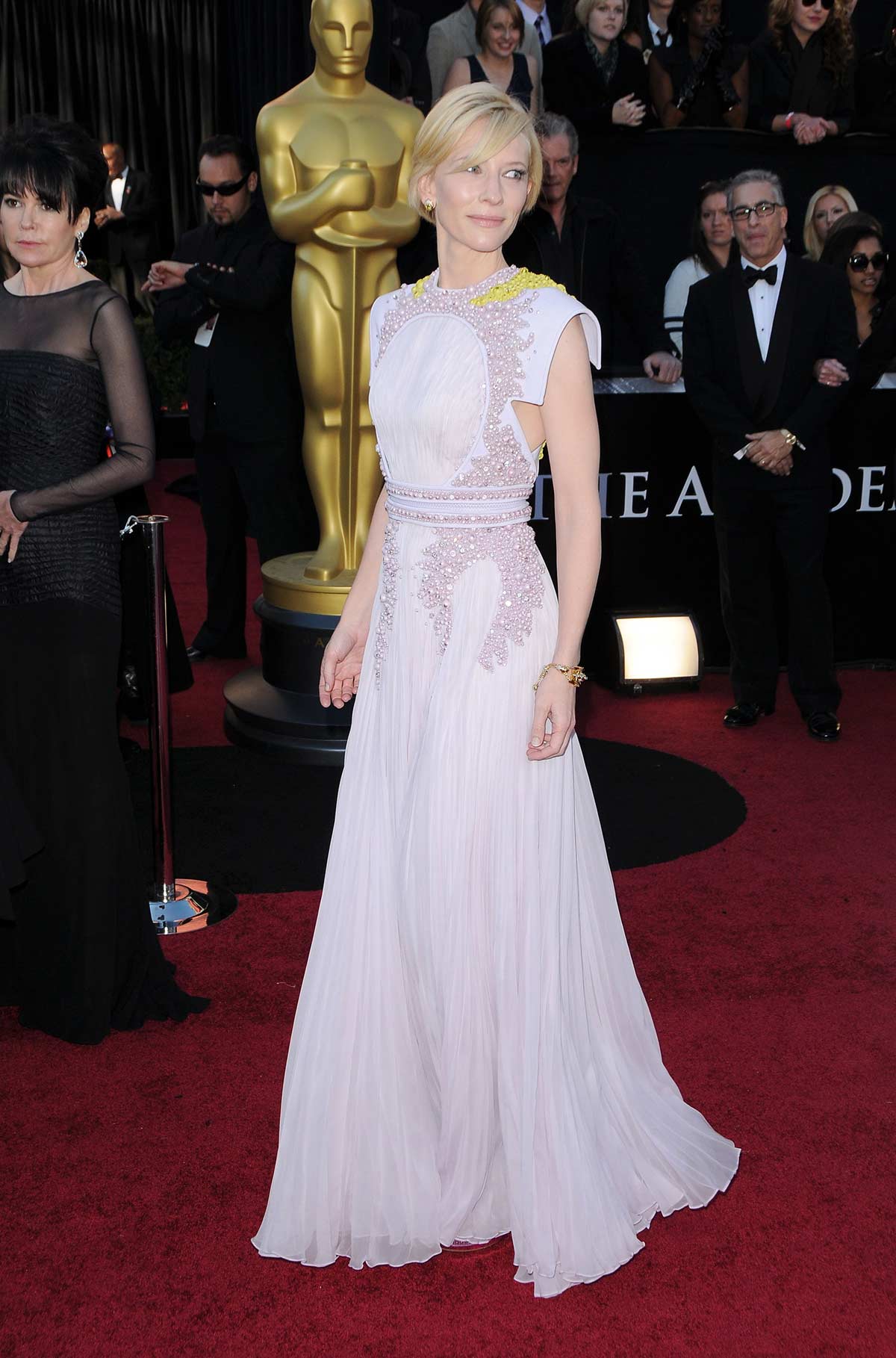 En los Oscar 2011, con un modelo lila de Givenchy. 