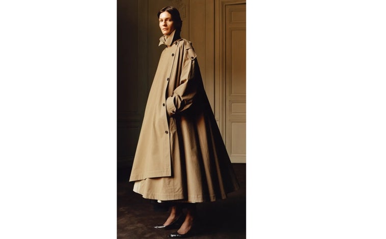 Imagen principal - La capa es una de las prendas imprescindibles de la temporada. Gabardina de The Row, Angelina con capa de Dior y trench de Bimani (225€)