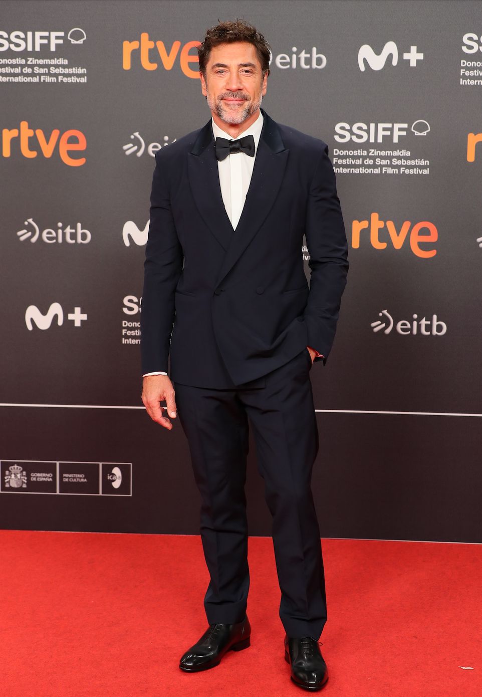 Javier Bardem lució esmoquin a medida, camisa, pajarita y zapatos de vestir, todo de Zegna.