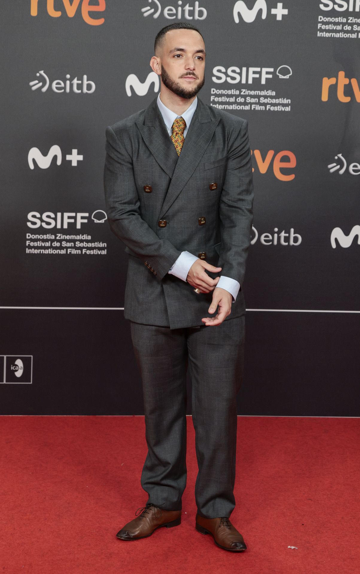 C Tangana asistió a la inauguración del Festival con un traje gris de doble botonadura. 