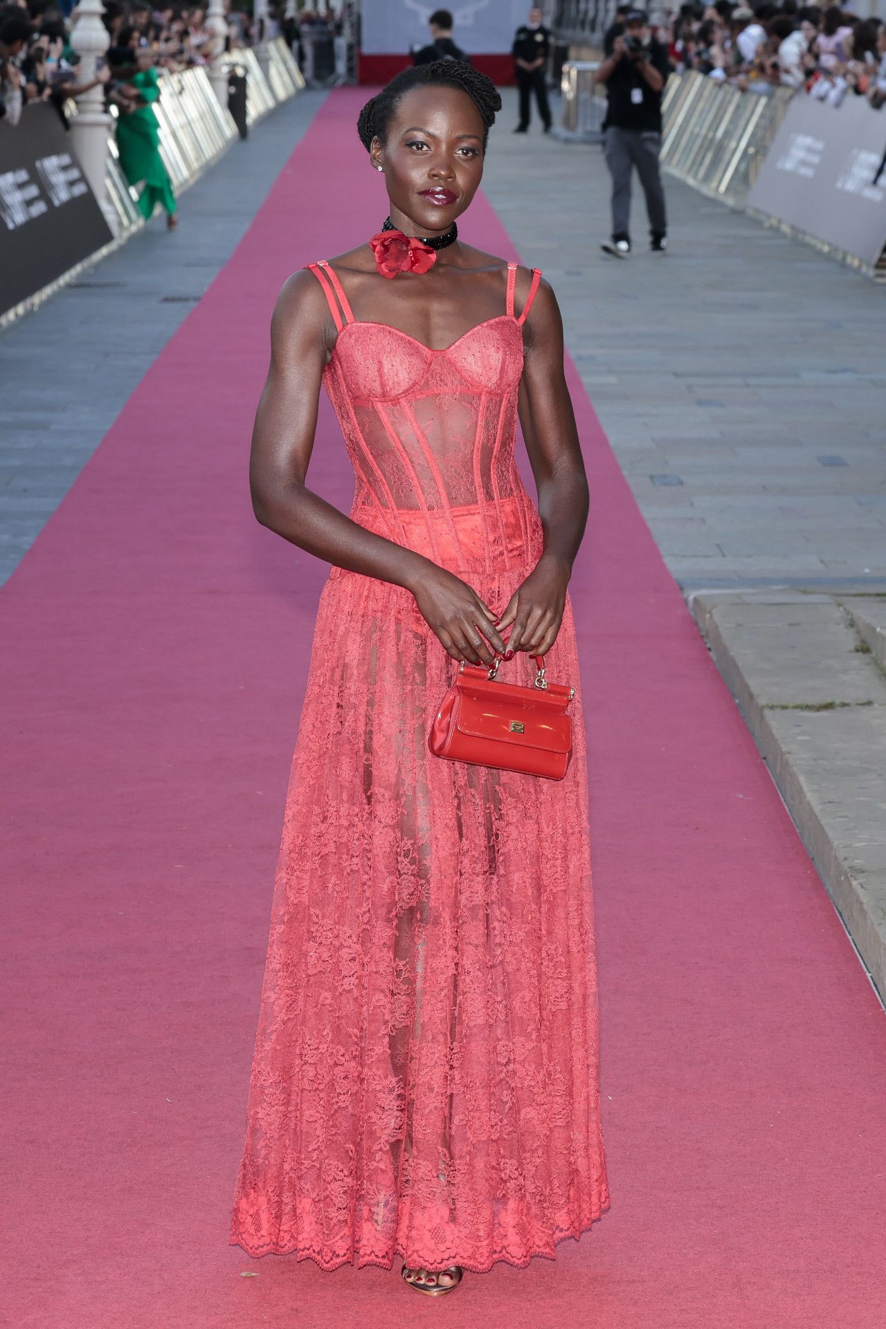 Lupita Nyong'o llevó un vestido transparente en color coral. 