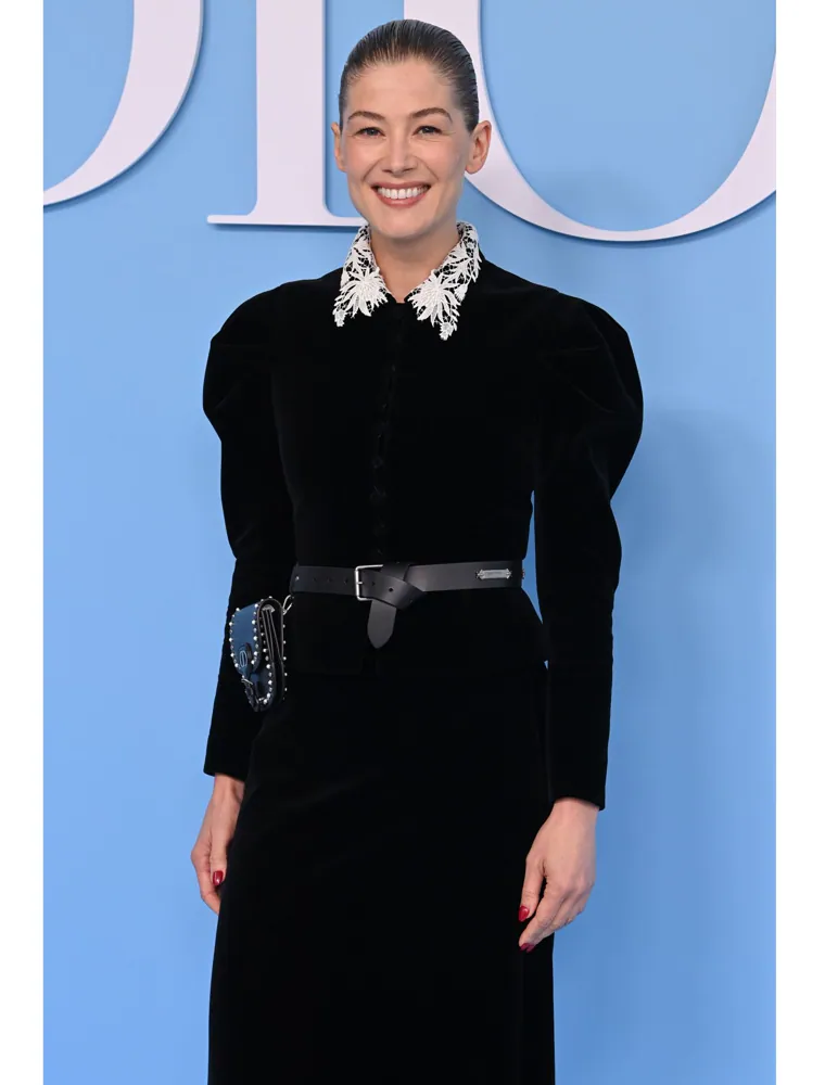 Rosamund Pike, muy elegante en el desfile de Dior.