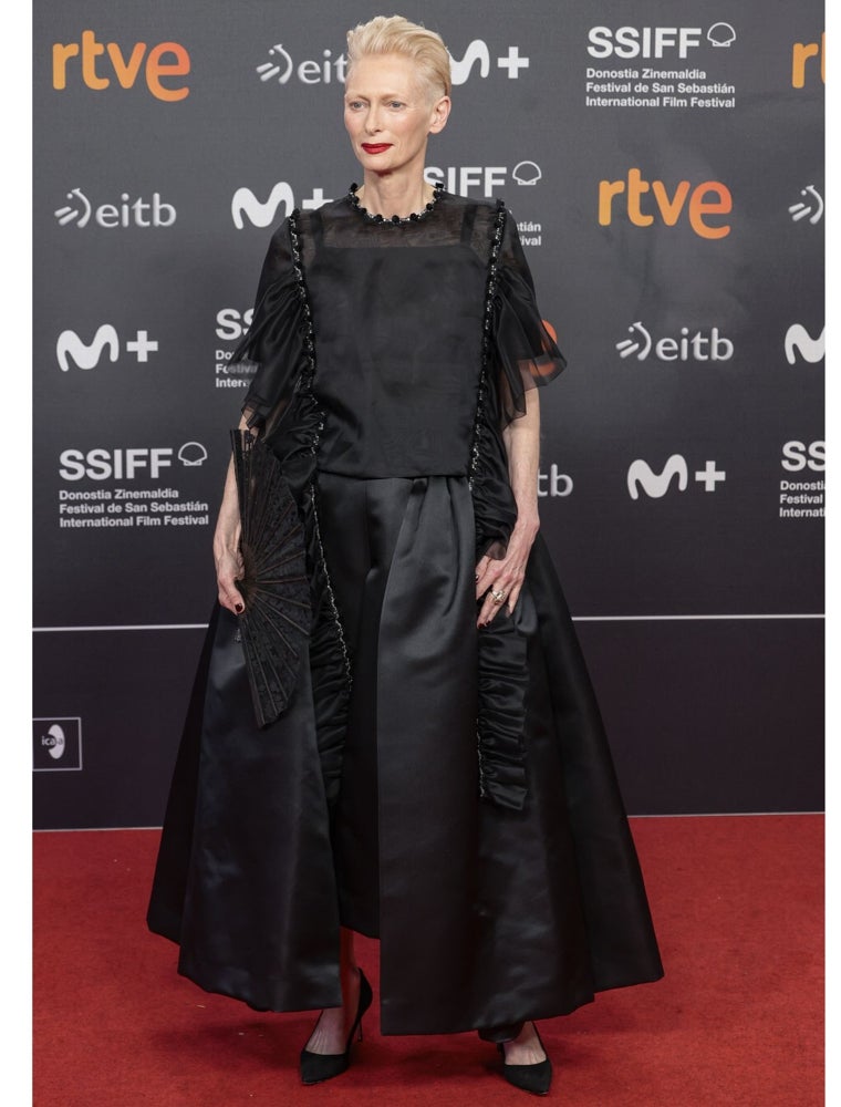 Tilda Swinton de negro en el Festival de San Sebastián.