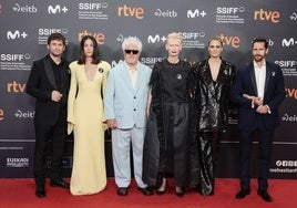 Tilda Swinton, con trasparencias, y Begoña Gómez, de blanco, acompañan a Pedro Almodóvar en San Sebastián