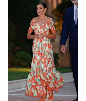 Imagen secundaria 2 - Doña Letizia con camisa de la colección de Victoria Beckham x Mango; con vestido joya de Boüret y con vestido de Charo Ruiz y pendientes de Isabel Guarch