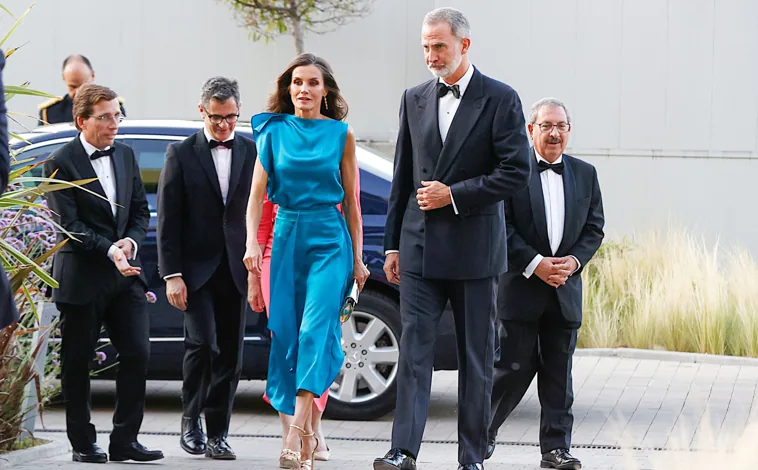 Imagen principal - Doña Letizia con conjunto azul de Maksu; con vestido 'cut out' de Serendipia y pendientes de CXC