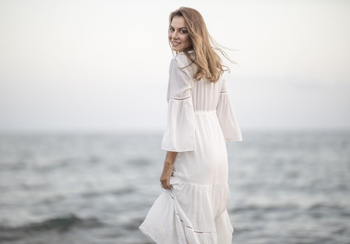 Una psicóloga explica qué significa que una persona utilice mucha ropa de color blanco