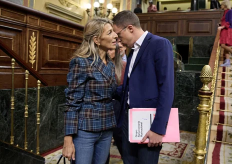 Secondary image 1 - Yolanda Díaz during the Congress session with a plaid-print jacket by Claudie Pierlot (€395)