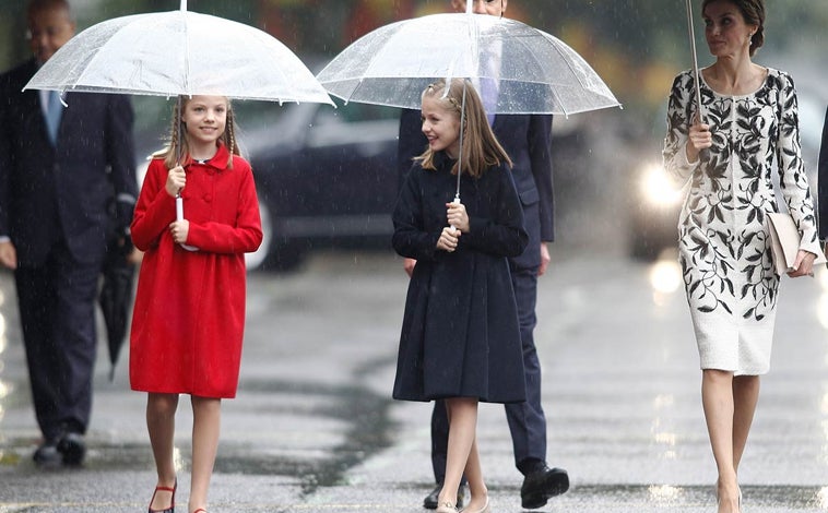 Imagen principal - Cuando comenzaron a acudir a eventos, las hijas de los monarcas tenían un estilo muy similar. 