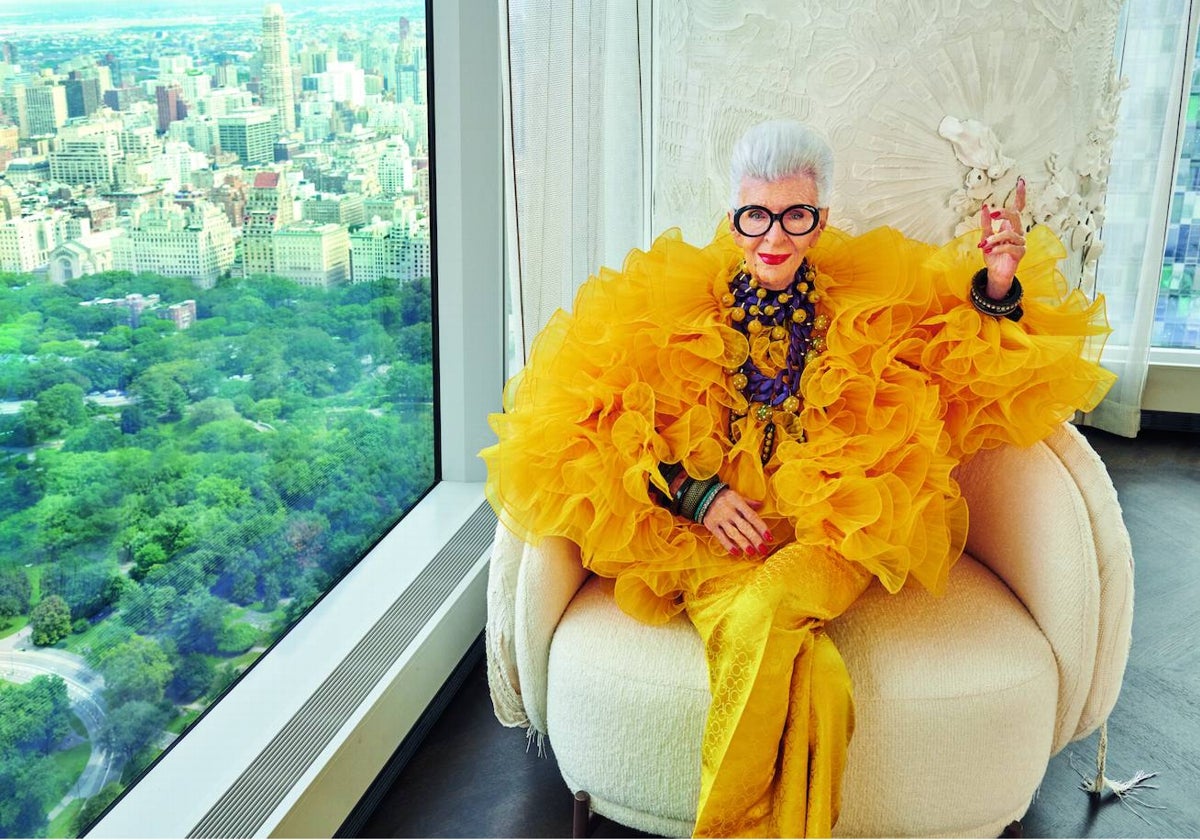 Foto de Iris Apfel incluída en el libro