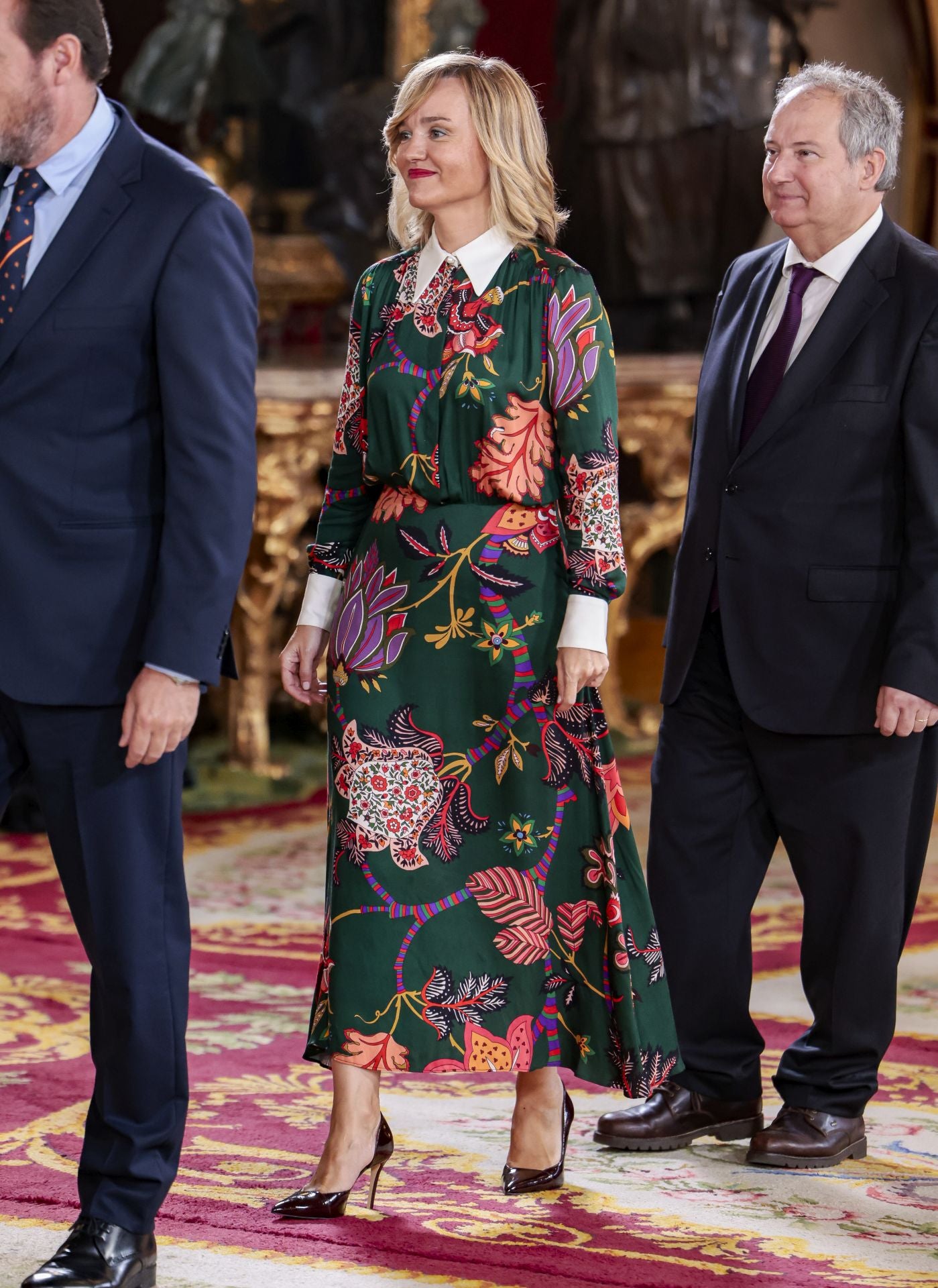 La Ministra Pilar Alegría ha escogido para la ocasión un vestido estampado con cuello camisero y puños en color blanco. 