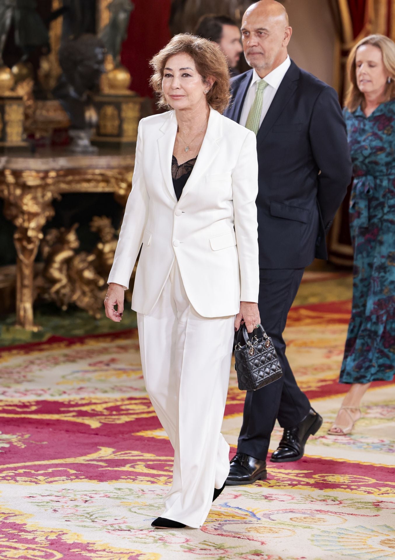 Ana Rosa Quintana ha optado por un traje de chaqueta y pantalón en color blanco. 