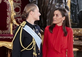 La Reina Letizia con gabardina y vestido rojo en el desfile de las Fuerzas Armadas