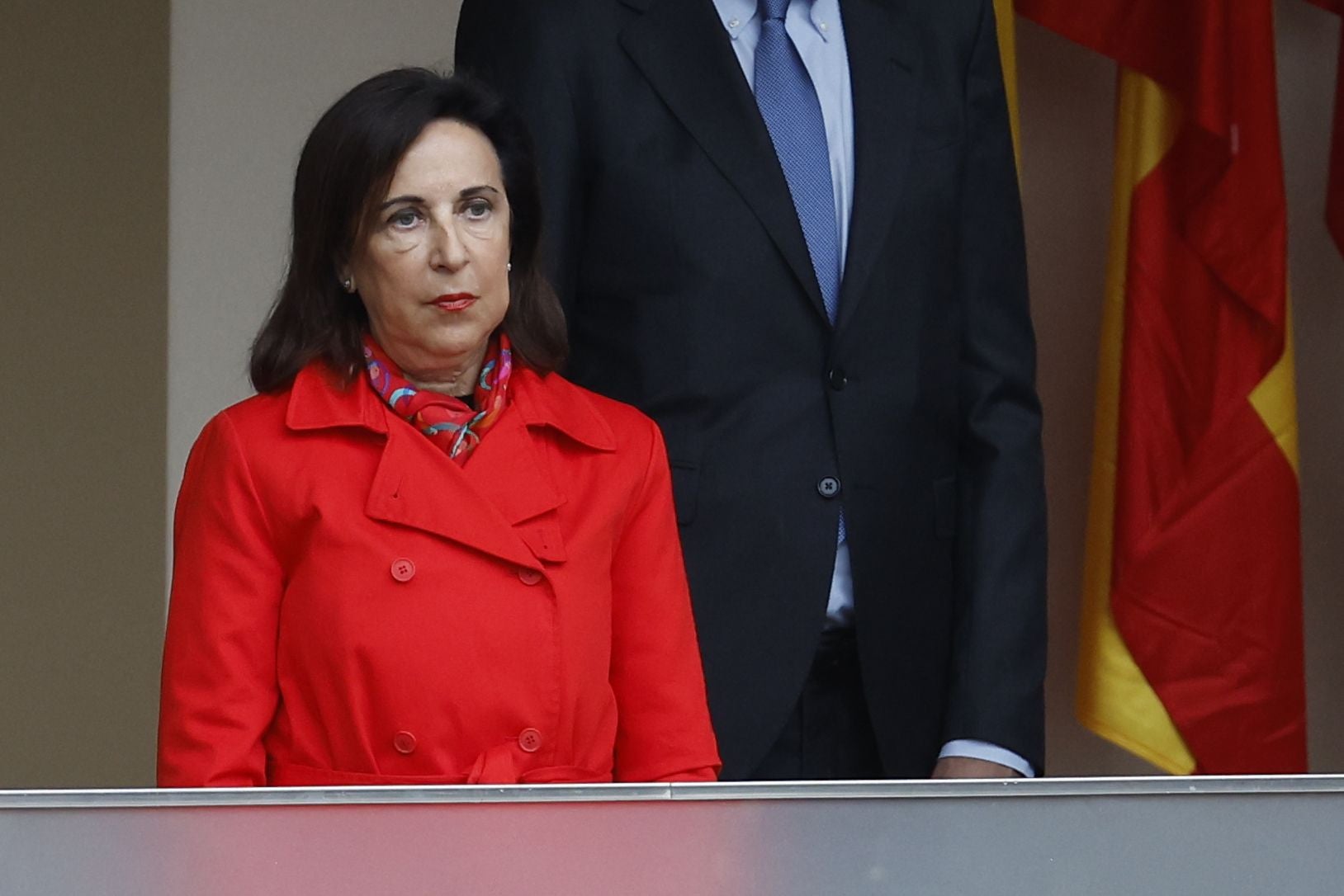 Durante el desfile, la Ministra de Defensa ha optado también por una gabardina para resguardarse de la lluvia, en su caso de color rojo