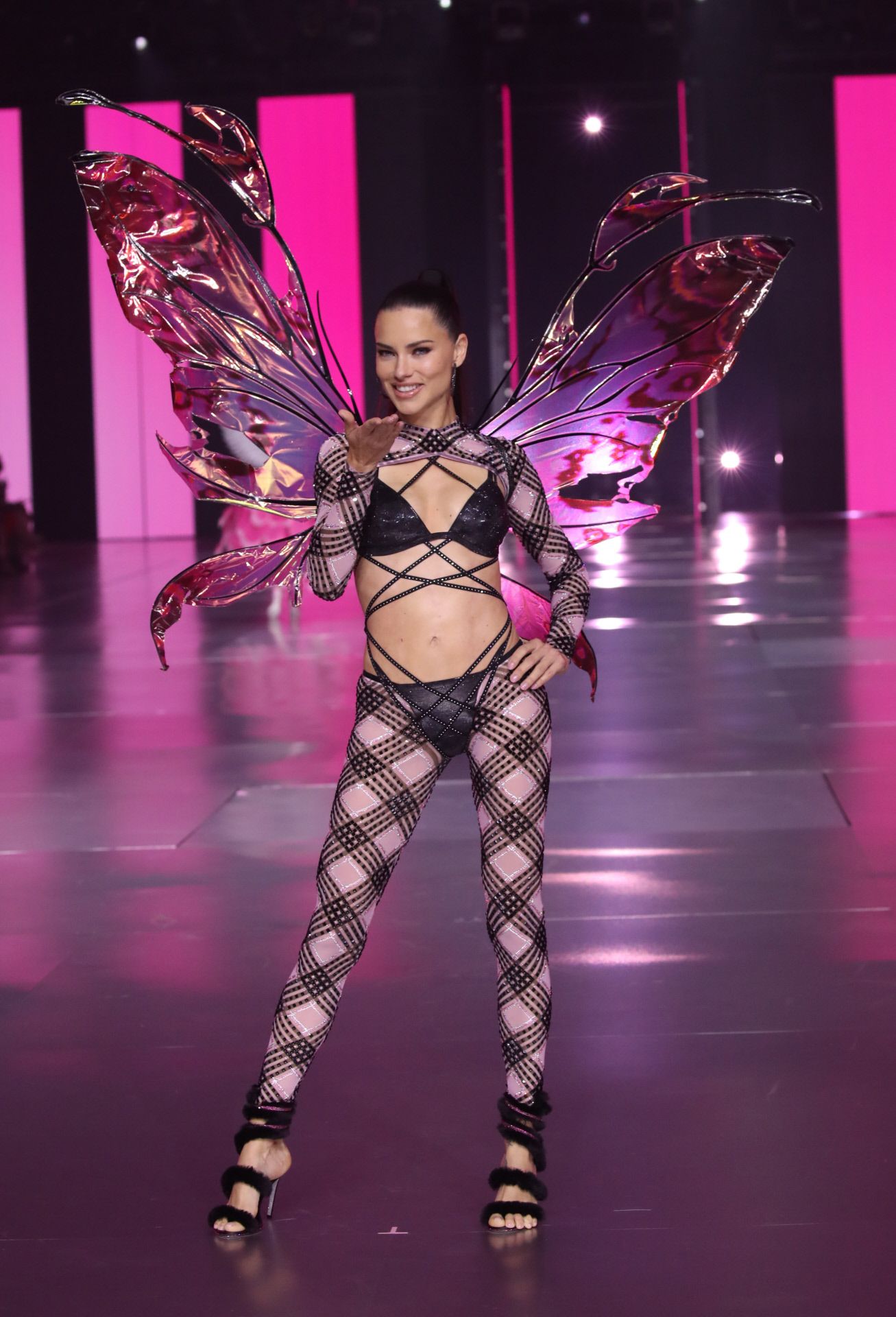 Adriana Lima, con 43 años, regresó a las pasarelas de la mano de Victoria's Secret. 