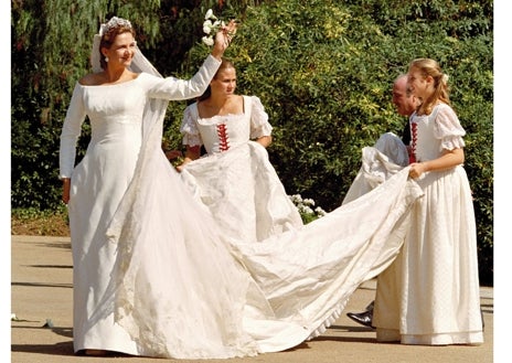 Imagen secundaria 1 - El vestido de novia de la Infanta Cristina y diseños para el cine han sido algunos de los grandes trabajos de Lorenzo Caprile