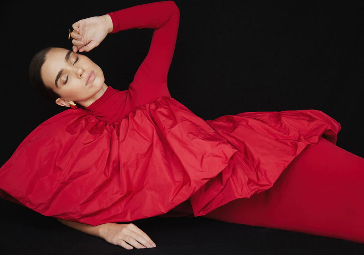 El color rojo y los volantes, en plena tendencia para vestir en la temporada de eventos de invierno.