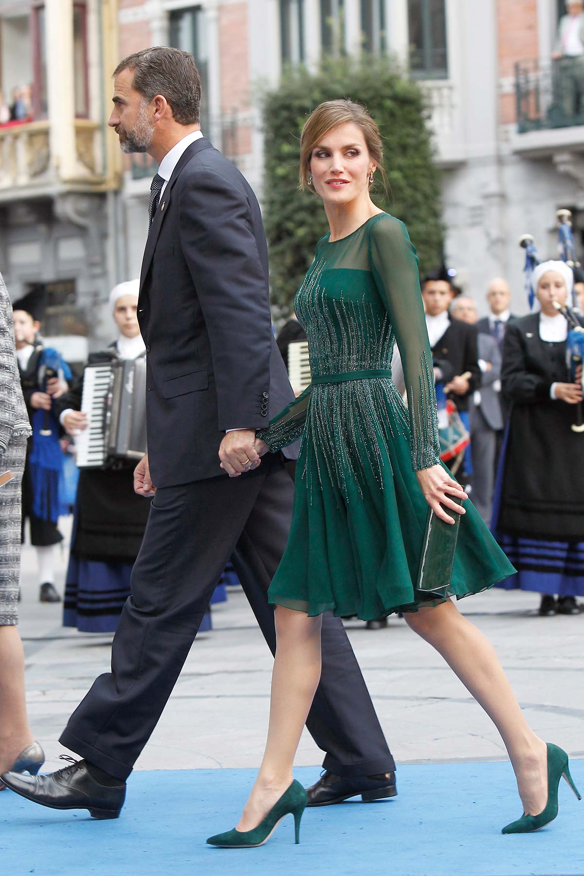 En 2013,  se decantó por el verde con un vestido de vuelo, semitransparencias y brillos de Varela. Lo remató con zapatos y bolso del mismo color