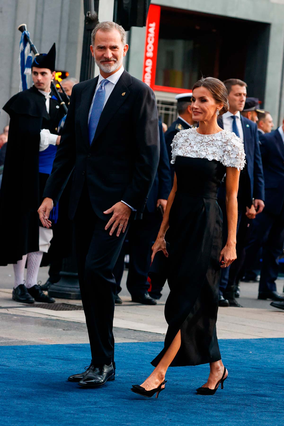 En la temporada de 2022, lució uno de sus mejores looks. También de Carolina Herrera, el modelo era de color negro, tenía un pliegue en la cintura y estaba decorado en la zona del escote con flores blancas en relieve y lentejuelas. Añadió tacones negros y un bolso de mano. 