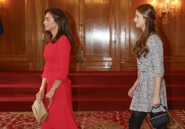 Los vestidos de 'tweed' de la Reina Letizia y la Princesa Leonor en Oviedo, el tejido por excelencia del otoño