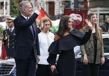 La Reina Letizia deslumbra con un vestido asimétrico con volantes