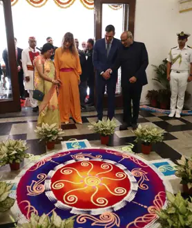 Secondary image 2 - Begoña Gómez with an orange outfit on her official trip to India