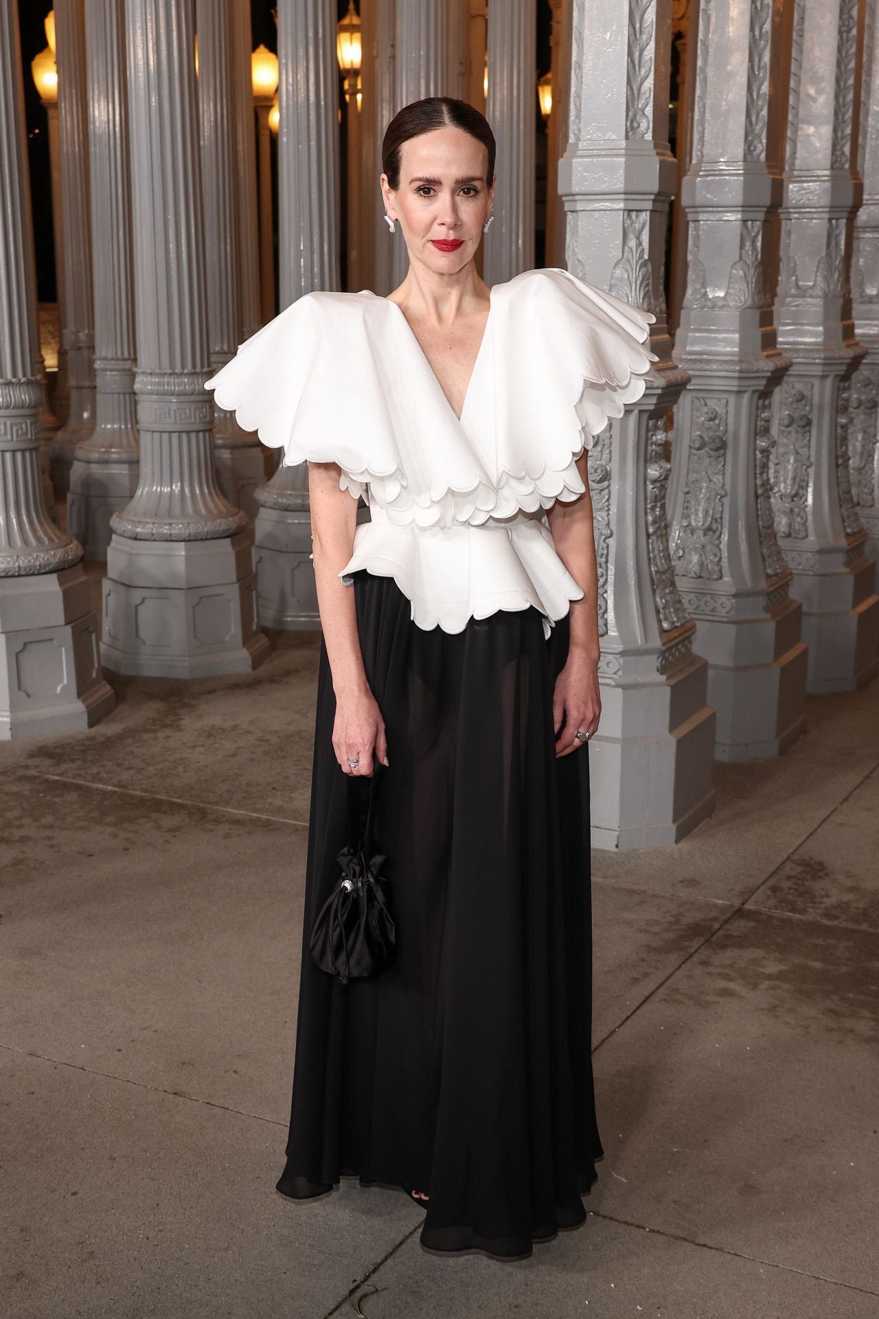 Sarah Paulson, con diseño blanco y negro de Altuzarra.
