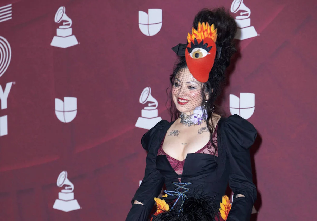 Mon Laferte llevó uno de los peores looks de los Grammy Latinos 2024.