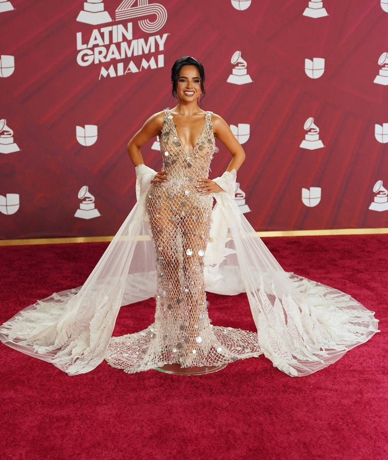 Becky G con vestido de rejilla Tony Ward.