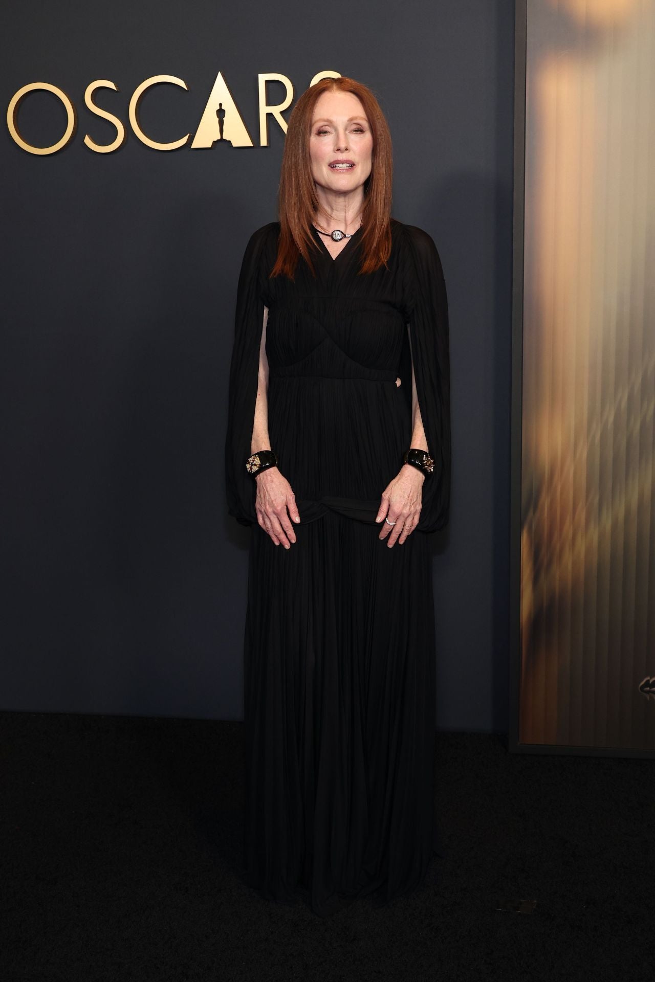 Su compañera de reparto, Julianne Moore escogió por su parte un vestido de Proenza Schouler con capa y cuerpo corsé