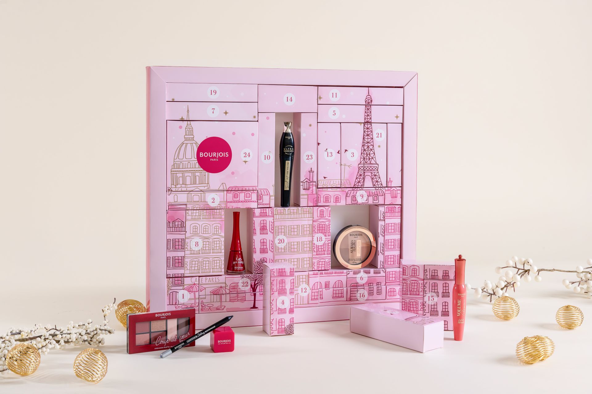 Calendario de adviento de Bourjois (94,95 euros, en El Corte Inglés). Inspirado en el estilo romántico de París, este calendario trae 24 regalos en tamaño real, que tienen un valor de 350 euros. Algunos de los cosméticos de la marca francesa que incluye son el primer Healthy Mix, los polvos bronceadores, varias máscaras de pestañas, lápices de ojos, sombras y pintalabios.