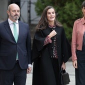 La Reina con abrigo de corte kimono en su nuevo encuentro con periodistas