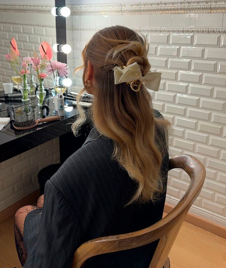 The 'influencer' María Martí with an 'aesthetic' Bijou Brigitte clip in her hair.