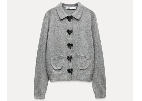 Imagen secundaria 1 - Cárdigan de punto con lentejuelas de Maje (275€), chaqueta de punto gris con botones de lazo de Zara (29,95€) y cazadora de punto con detalle de perlas de Mango (49,99€)