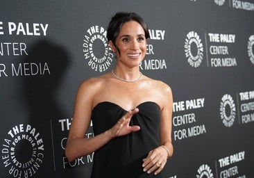 Meghan Markle se viste de estrella de Hollwyood con un vestido con escote palabra de honor y abertura en la pierna