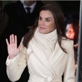 El look totalmente blanco con el que la Reina Letizia ha causado sensación en su llegada a Italia