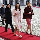 El nuevo traje rosa de la Reina Letizia: alta costura y su firma de confianza