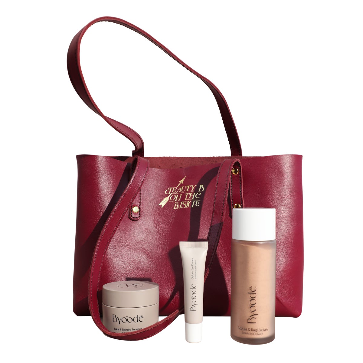 Mercules X Byoode  (145 euros, a la venta en Byoode.com). Se trata de una colaboración única con sello español que marida lo mejor de los dos mundos de la moda y la belleza. El bolso de edición limitada de Mercules, confeccionado en 100% piel de origen italiano y fabricado en España, tiene un elegante color burdeos, el ‘must’ de la temporada. Y dentro el limpiador exfoliante multiusos Adzuki & Ragi Fantasy que mejora la textura de la piel, reduce los poros y unifica el tono gracias al ácido fítico; el contorno de ojos Golden Eye Dream, enriquecido con un tetrapéptido de última generación, que trata las patas de gallo, aclara ojeras y mejora la firmeza; y la crema hidratante ligera Lotus & Spirulina Romance, que viene cargada de antioxidantes, ácido hialurónico y Omega 3, con ingredientes como loto, espirulina y brócoli.