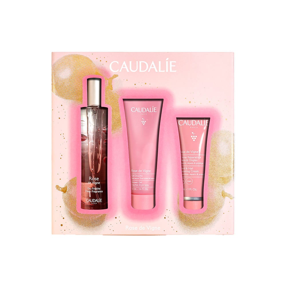 Cofre Rose de Vigne de Caudalie (27,50 euros). Un set para mimar el cuerpo con esta firma francesa que destaca por sus ingredientes naturales y sus ricas texturas y fragancias. Incluye Agua Fresca Rose de Vigne que evoca las notas florales y el frescor vegetal de la rosa de la vid a primera hora, el gel de ducha y la crema de manos y uñas que suaviza la piel y fortalece las uñas y las cutículas.