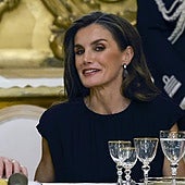 El look de gala de la Reina en Roma: vestido de firma italiana y joyas históricas