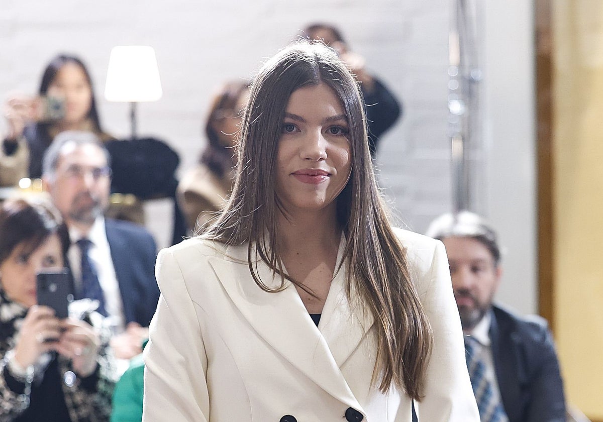 La Infanta Sofía debuta en solitario con un traje sastre blanco.