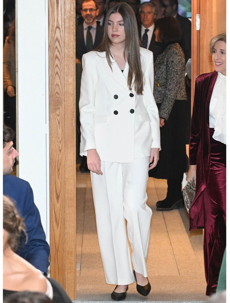 La Infanta Sofía estrena traje sastre blanco en su debut en solitario.