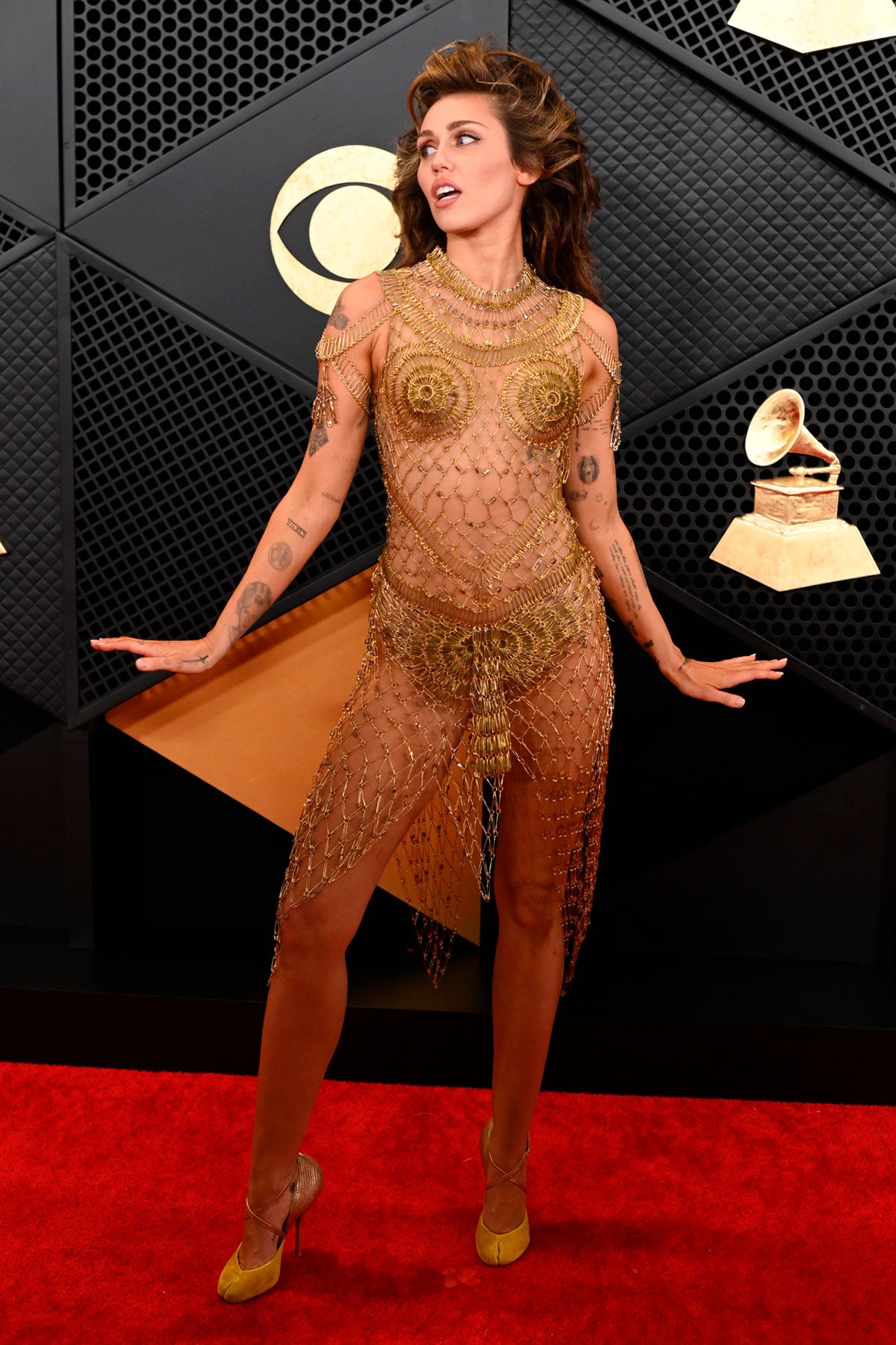 Miley Cyrus en los Premios Grammy 2024. La icónica artista hizo historia tanto en el terreno profesional como en el terreno estilístico luciendo hasta cinco vestidos. Alzó dos Premios Grammy e impresionó en la alfombra roja del evento con un espectacular modelo creado en exclusiva para ella por John Galliano para Maison Margiela. Se trataba de un diseño realizado con 14.000 imperdibles dorados que llevó 675 horas de trabajo. El creador se inspiró en grandes divas como Cher o Madonna.