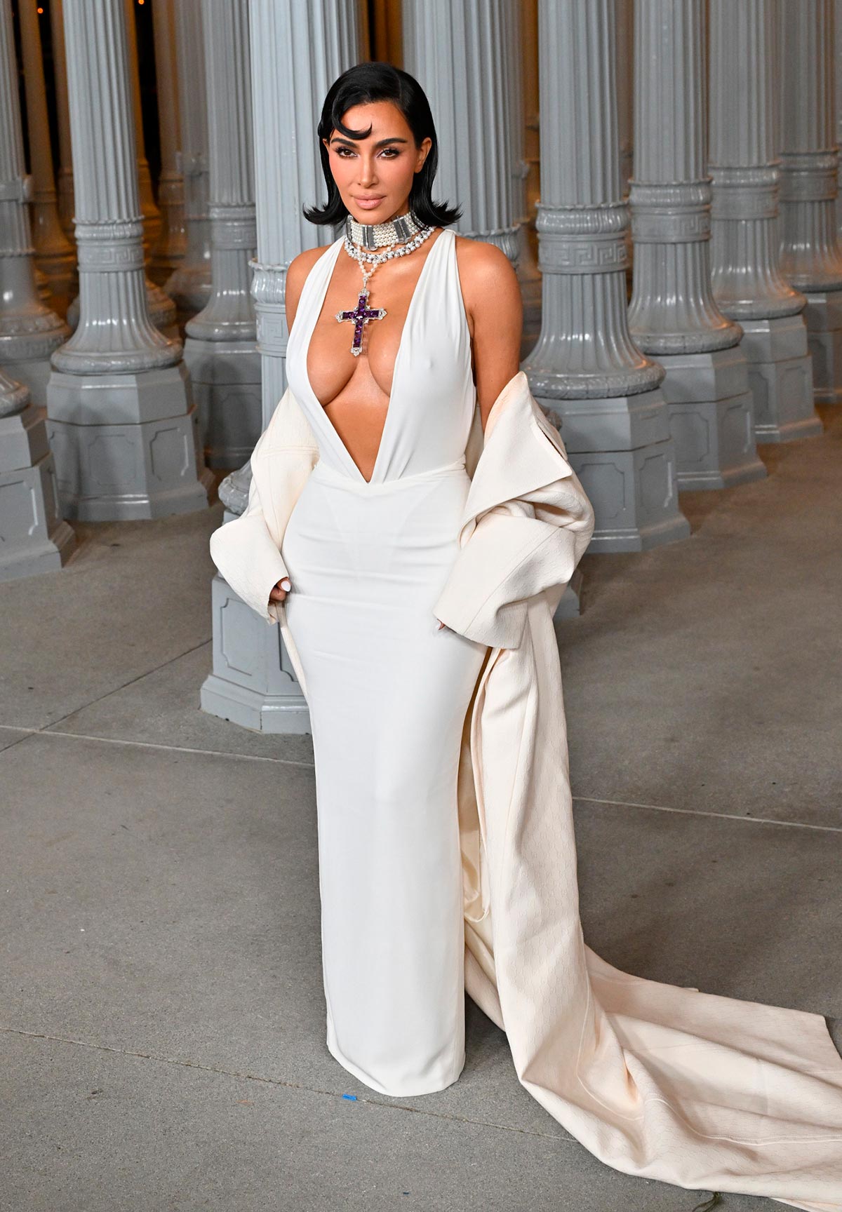 Kim Kardashian en la Gala LACMA Art + Film 2024. La 'it girl' eligió un vestido blanco muy ceñido y con un pronunciado escote que le llegaba a la zona del ombligo firmado por Gucci pero el verdadero protagonista de su look fue el collar con la cruz de Attallah diseñada por Garrard que perteneció a Lady Di. 