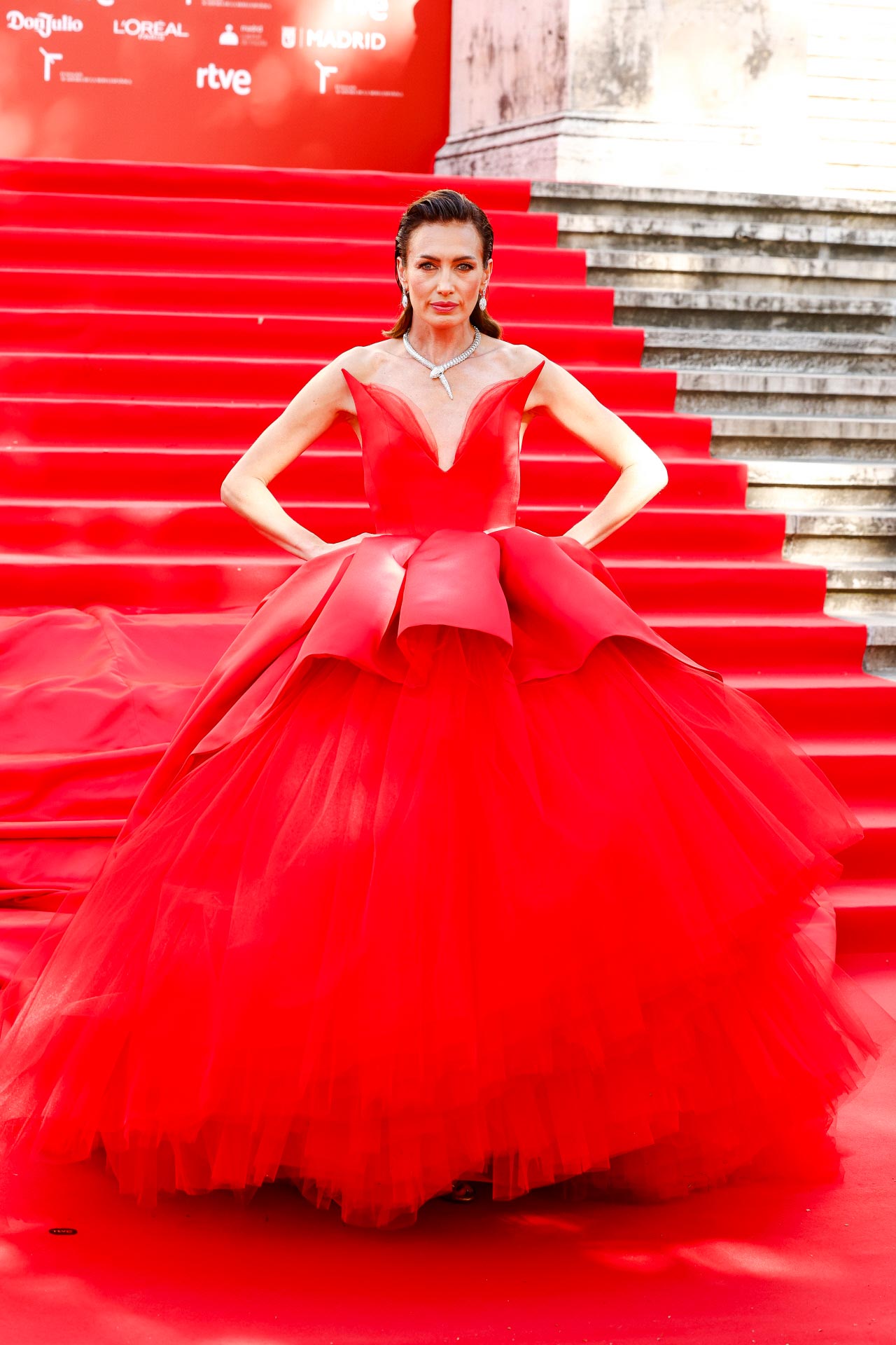 Nieves Álvarez en los Premios de la Academia de la Moda española. La presentadora y modelo española causó sensación con un voluminoso vestido rojo Redondo Brand con cuerpo rígido, y falda de encaje, que incluía una larga cola. Llevó joyas de Rabat y un peinado efecto mojado hacia atrás. 