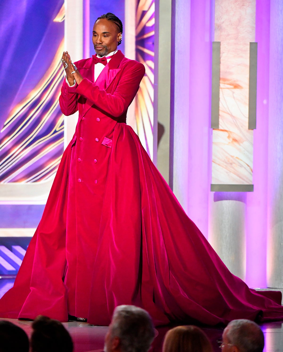 Billy Porter llevó hace dos ediciones un vestido rosa fucsia de terciopelo que imitaba un esmoquin. 