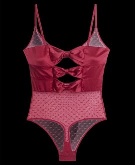 Imagen secundaria 2 - Sujetador con encaje y cuerpo de Chantelle (54,95€), conjunto de Etam y body de Yamamay (39,95€)