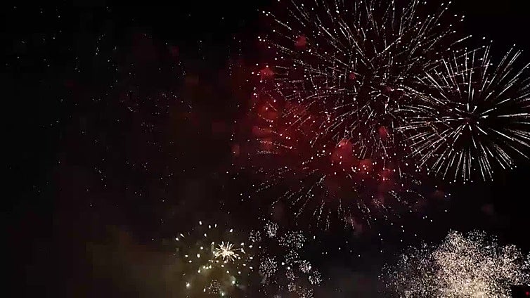 Tailandeses celebran la llegada de 2025 en Bangkok